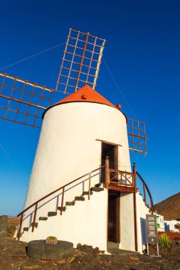 Kaktüs Bahçesi 'nde kırmızı çatılı beyaz yel değirmeni, Jardn de Cactus, Lanzarote, Kanarya Adaları, İspanya açık mavi gökyüzüne karşı.