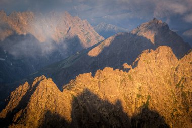 High Tatras dağlarında sabah altın saati. Rysy Peak, High Tatras ve Slovakya 'nın zirvelerinden çarpıcı bir manzara..