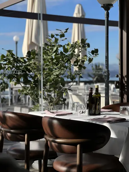 Restoranın içi, boş masa.