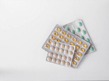 Karatavuk - Kos ptak samiec - Turdus merula - Kışın bir dala tünemiş yaygın karatavuk, doğal bulanık arka plan