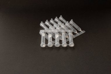 Tek kullanımlık göz damlaları koyu arka planda izole edilmiş. Göz damlası paketi tek kullanımlık konteynırlar. Göz bakımı konsepti. kuru göz tedavisi