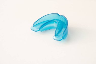 Diş simülatörü, diş hizalaması için. Diş taramaları, dişlerin büyümesini ve doğru ısırığı dengelemek, ağız solunumu alışkanlığı geliştirmek ve dilin konumunu düzeltmek için yapılır. Genç ortodonti oral sağlık konsepti