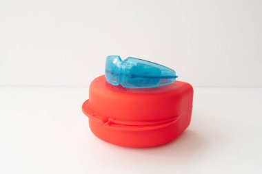 Diş simülatörü, diş hizalaması için. Diş taramaları, dişlerin büyümesini ve doğru ısırığı dengelemek, ağız solunumu alışkanlığı geliştirmek ve dilin konumunu düzeltmek için yapılır. Genç ortodonti oral sağlık konsepti