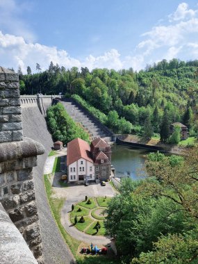 Jelenia Gra yakınlarındaki Bbr Nehri 'ndeki Pilchowice Barajı, 1912' de inşa edilmiş. Hidroelektrik santrali. Hidroelektrik santralin tepesinden görüntüle