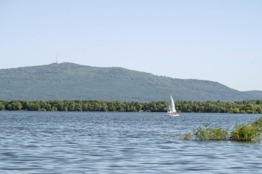 Arka planda Sleza zirvesi olan Mietkowskie Gölü. Lehçe: Jezioro Mietkowskie, Slaza - 12-05-2024, Mietkow, Polonya