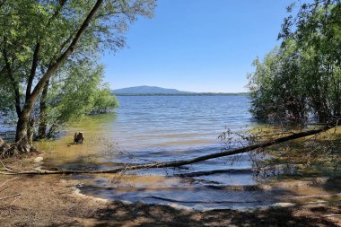 Arka planda Sleza zirvesi olan Mietkowskie Gölü, Polonya. Lehçe: Jezioro Mietkowskie, Sleza