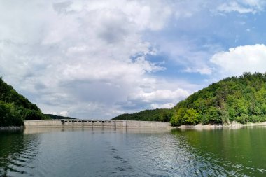 Bystrzyckie gölü ve Bystrzyca nehri üzerindeki su barajı, Zagorze Slaskie, Polonya