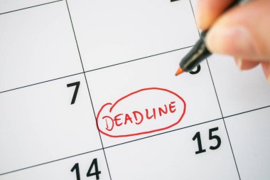 Kırmızı kalemle tarihte yazılan son teslim tarihini kapat. Takvimdeki son tarih el işaretleme tarihinin kırpılmış resmi