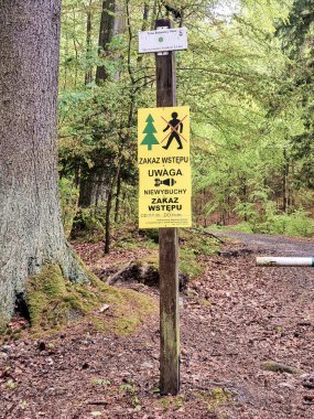 Polonya Giriş Yasaklama İşareti, Patlayıcı Tehlike (Lehçe: znak zakaz wstepu, uwaga niewybuchy). Orman uyarı işareti. Polonya