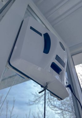 Beyaz robot pencere temizleyicisi, modern ev aletleri. Yüksek kalite fotoğraf