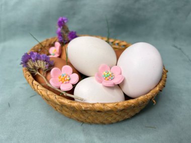 Yeşil çiçekli bir sepetteki paskalya yumurtaları. Yüksek kalite fotoğraf