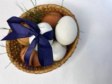 Yayla süslenmiş yeşil bir sepetin içinde paskalya yumurtaları. Yüksek kalite fotoğraf