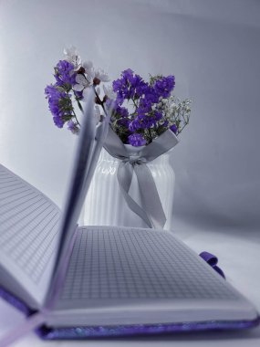 Açık defter, beyaz arka planda günlük, dekor, çiçekler. Yüksek kalite fotoğraf