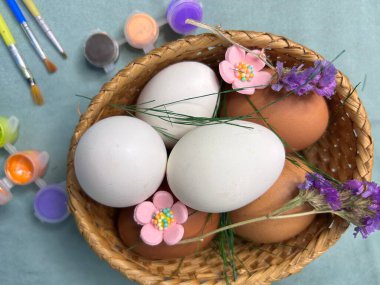 Sepette paskalya yumurtaları, çizim için renkli parlak boyalar ve fırçalar. Yüksek kalite fotoğraf