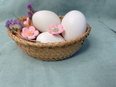 Yeşil çiçekli bir sepetteki paskalya yumurtaları. Yüksek kalite fotoğraf