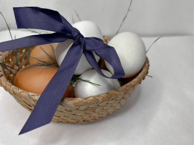 Yayla süslenmiş yeşil bir sepetin içinde paskalya yumurtaları. Yüksek kalite fotoğraf