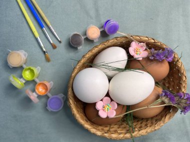 Sepette paskalya yumurtaları, çizim için renkli parlak boyalar ve fırçalar. Yüksek kalite fotoğraf