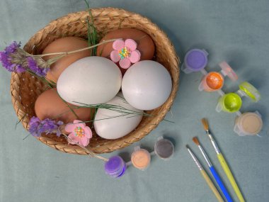Sepette paskalya yumurtaları, çizim için renkli parlak boyalar ve fırçalar. Yüksek kalite fotoğraf