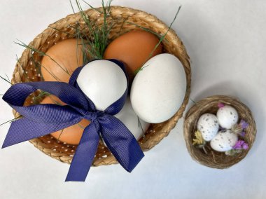 Yayla süslenmiş yeşil bir sepetin içinde paskalya yumurtaları. Yüksek kalite fotoğraf