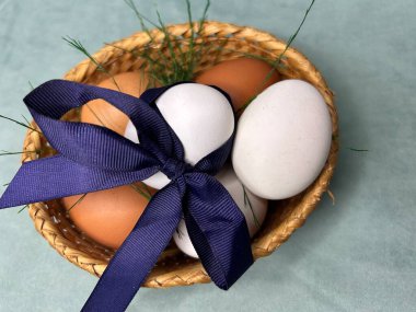 Yayla süslenmiş yeşil bir sepetin içinde paskalya yumurtaları. Yüksek kalite fotoğraf