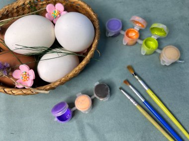 Sepette paskalya yumurtaları, çizim için renkli parlak boyalar ve fırçalar. Yüksek kalite fotoğraf