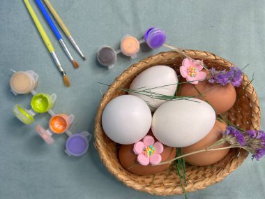 Sepette paskalya yumurtaları, çizim için renkli parlak boyalar ve fırçalar. Yüksek kalite fotoğraf