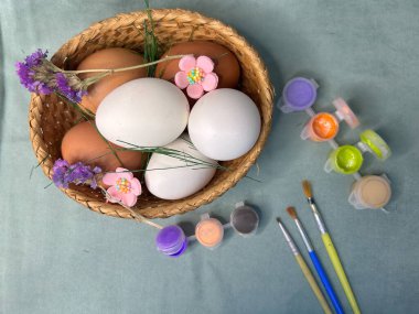 Sepette paskalya yumurtaları, çizim için renkli parlak boyalar ve fırçalar. Yüksek kalite fotoğraf
