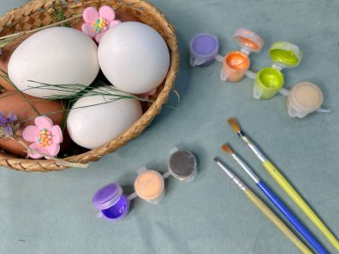 Sepette paskalya yumurtaları, çizim için renkli parlak boyalar ve fırçalar. Yüksek kalite fotoğraf