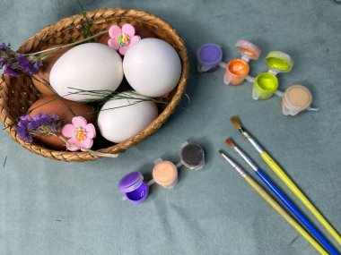 Sepette paskalya yumurtaları, çizim için renkli parlak boyalar ve fırçalar. Yüksek kalite fotoğraf