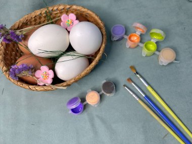Sepette paskalya yumurtaları, çizim için renkli parlak boyalar ve fırçalar. Yüksek kalite fotoğraf