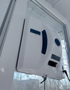 Beyaz robot pencere temizleyicisi, modern ev aletleri. Yüksek kalite fotoğraf
