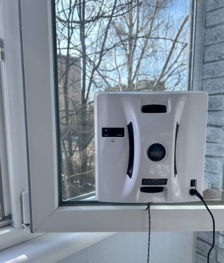 Beyaz robot pencere temizleyicisi, modern ev aletleri. Yüksek kalite fotoğraf