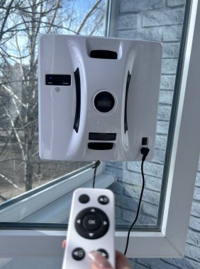 Beyaz robot pencere temizleyicisi, modern ev aletleri. Yüksek kalite fotoğraf