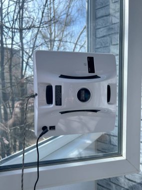 Beyaz robot pencere temizleyicisi, modern ev aletleri. Yüksek kalite fotoğraf