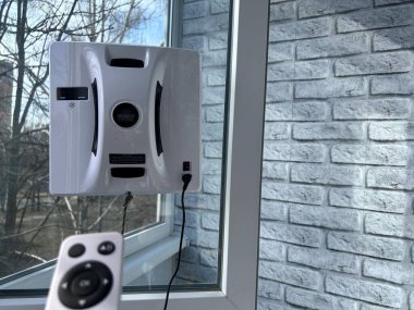 Beyaz robot pencere temizleyicisi, modern ev aletleri. Yüksek kalite fotoğraf