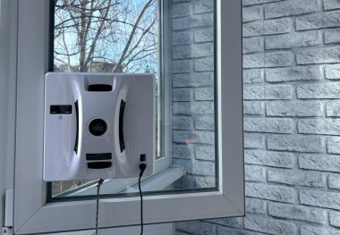 Beyaz robot pencere temizleyicisi, modern ev aletleri. Yüksek kalite fotoğraf