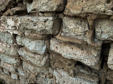 Doğal çatlaklara ve dokulara sahip eski ve pürüzlü bir duvara yakın çekim. Tasarım ve inşaat kavramları için kırsal bir arka plan. Yüksek kalite fotoğraf