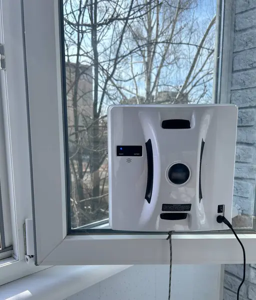 Beyaz robot pencere temizleyicisi, modern ev aletleri. Yüksek kalite fotoğraf