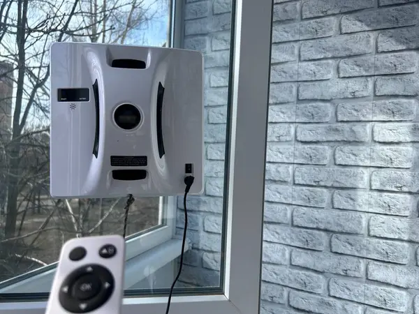 Beyaz robot pencere temizleyicisi, modern ev aletleri. Yüksek kalite fotoğraf