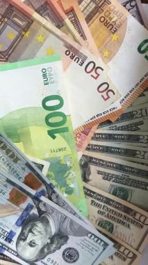 Ayrıntılı makro dolar ve euro banknotları. Para birimi karşılaştırması, küresel finans, ön-pazar ve ekonomik geçmiş. Amerikan doları ve Euro banknotlarının yakın çekim görüntüleri. Mali konsept gösterimi