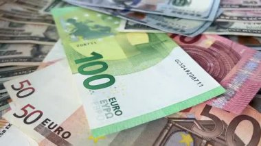 Ayrıntılı makro dolar ve euro banknotları. Para birimi karşılaştırması, küresel finans, ön-pazar ve ekonomik geçmiş. Amerikan doları ve Euro banknotlarının yakın çekim görüntüleri. Mali konsept gösterimi