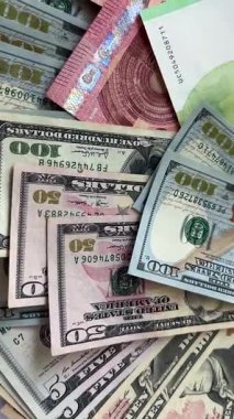Ayrıntılı makro dolar ve euro banknotları. Para birimi karşılaştırması, küresel finans, ön-pazar ve ekonomik geçmiş. Amerikan doları ve Euro banknotlarının yakın çekim görüntüleri. Mali konsept gösterimi