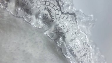 Altın işlemeli haç ve dantel kenarlı beyaz vaftiz battaniyesi. Yumuşak vaftiz kumaşı yakın çekim, bebek ithafı için dini tekstil ya da vaftiz töreni. Yüksek kalite fotoğraf