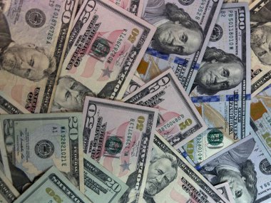 Dolarların detaylı makro görüntüsü. Para birimi karşılaştırması, küresel finans, ön-pazar ve ekonomik geçmiş. Amerikan dolarlarının yakın çekim görüntüleri. Dolar banknotları ile para geçmişi. Kavram