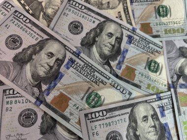 Beyaz arka planda Amerikan doları banknotları dağılmış. Finansı, serveti, riski, nakit akışını veya ekonomik kavramları temsil eden kaotik para dağılımı. Yüksek kalite fotoğraf