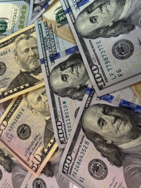 Beyaz arka planda Amerikan doları banknotları dağılmış. Finansı, serveti, riski, nakit akışını veya ekonomik kavramları temsil eden kaotik para dağılımı. Yüksek kalite fotoğraf