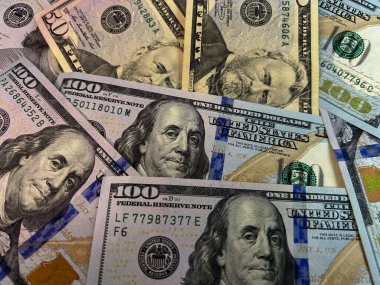 Beyaz arka planda Amerikan doları banknotları dağılmış. Finansı, serveti, riski, nakit akışını veya ekonomik kavramları temsil eden kaotik para dağılımı. Yüksek kalite fotoğraf