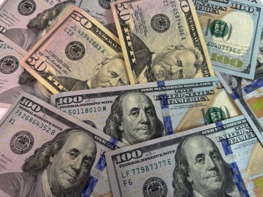 Beyaz arka planda Amerikan doları banknotları dağılmış. Finansı, serveti, riski, nakit akışını veya ekonomik kavramları temsil eden kaotik para dağılımı. Yüksek kalite fotoğraf