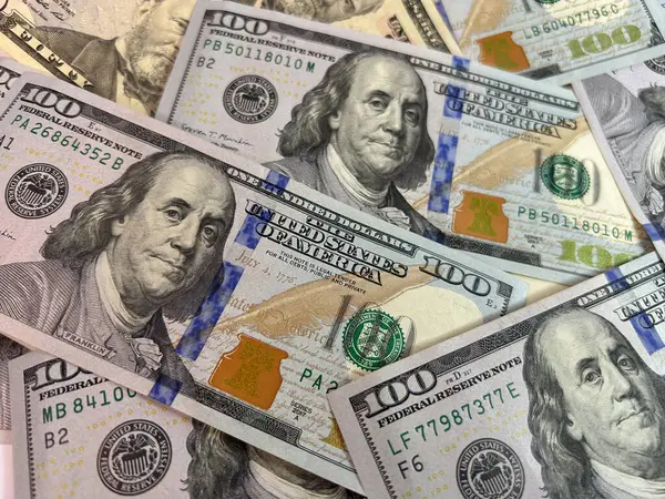 Beyaz arka planda Amerikan doları banknotları dağılmış. Finansı, serveti, riski, nakit akışını veya ekonomik kavramları temsil eden kaotik para dağılımı. Yüksek kalite fotoğraf