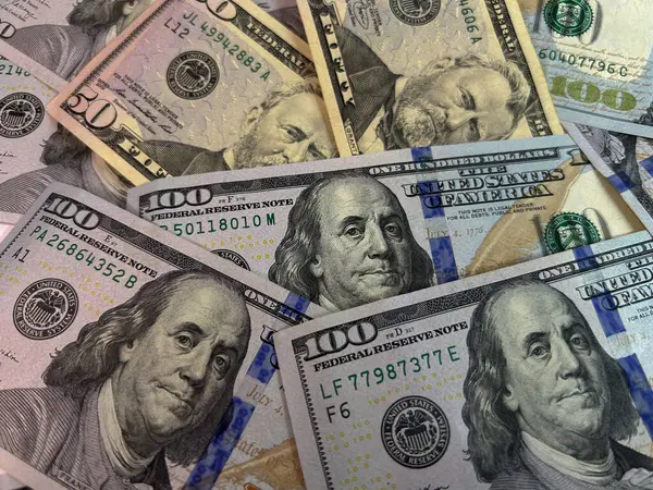 Beyaz arka planda Amerikan doları banknotları dağılmış. Finansı, serveti, riski, nakit akışını veya ekonomik kavramları temsil eden kaotik para dağılımı. Yüksek kalite fotoğraf